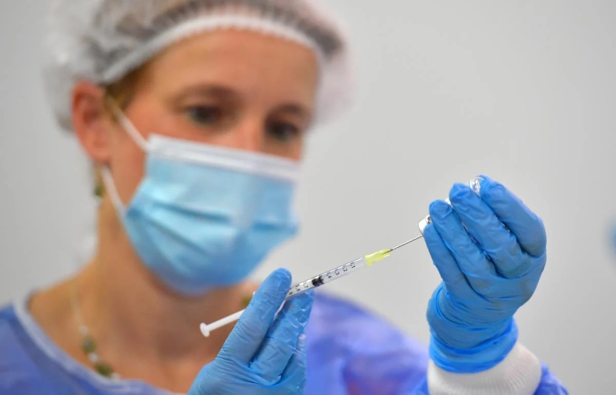 Вакцинуватися від грипу та COVID-19 можна в один день – імунолог